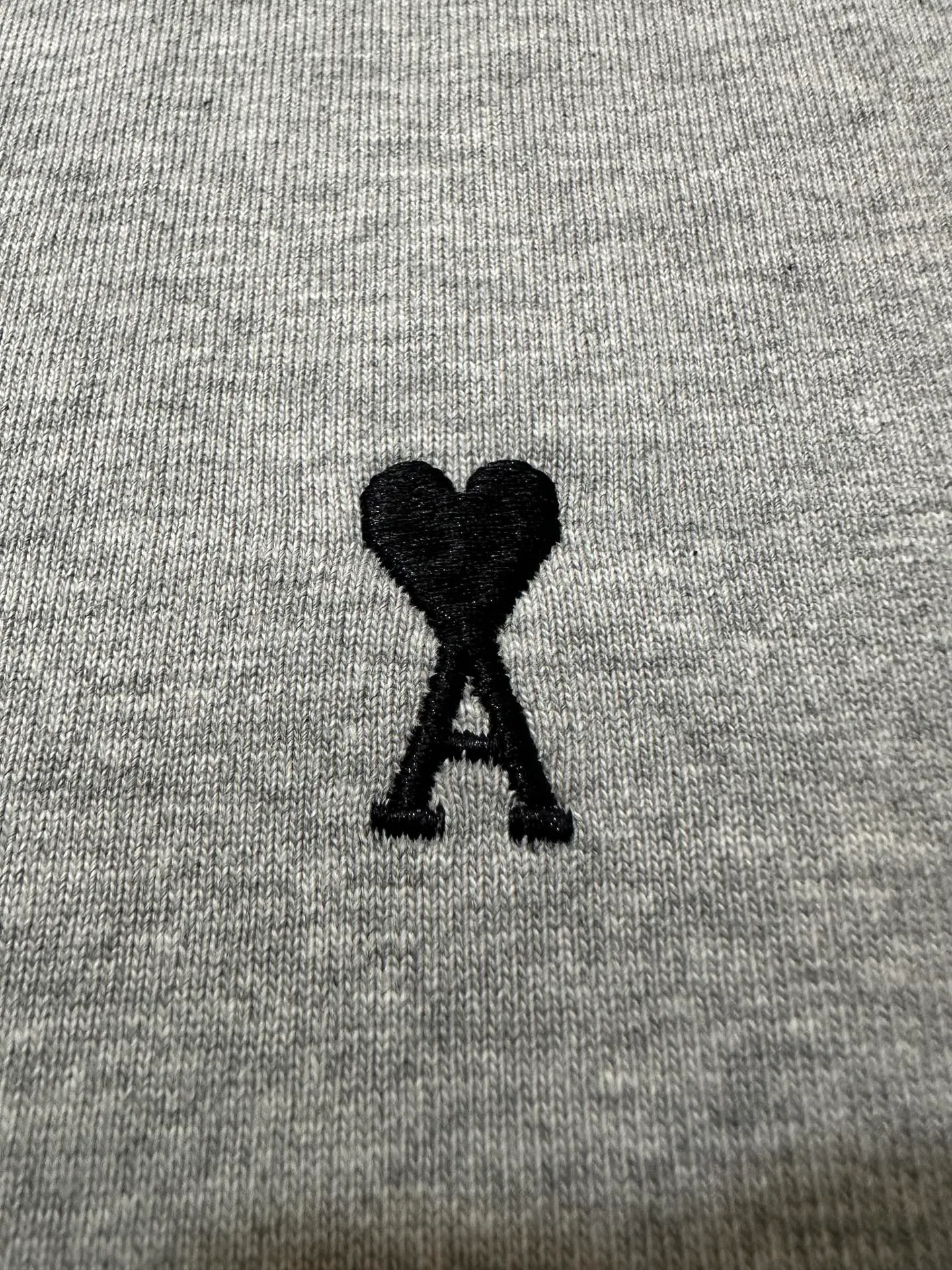 Summer New Arrival heavyweight 400g short-sleeved AMIPARIS 26ss love small logo embroidered short-sleeved T-shirt Fabric: Made of high-definition super heavyweight cotton double yarn compact Xinjiang cotton, weight 400g, with 2*2 Solona rib 420g, clean cloth surface, clear cloth texture, tight feel, stiff, high color fastness, no deformation, no Color Change, custom hardware, thread, accessories, alignment Same Style for Men and Women -Color: Black Red White White Red Apricot Gray -Size: XS S M L XL